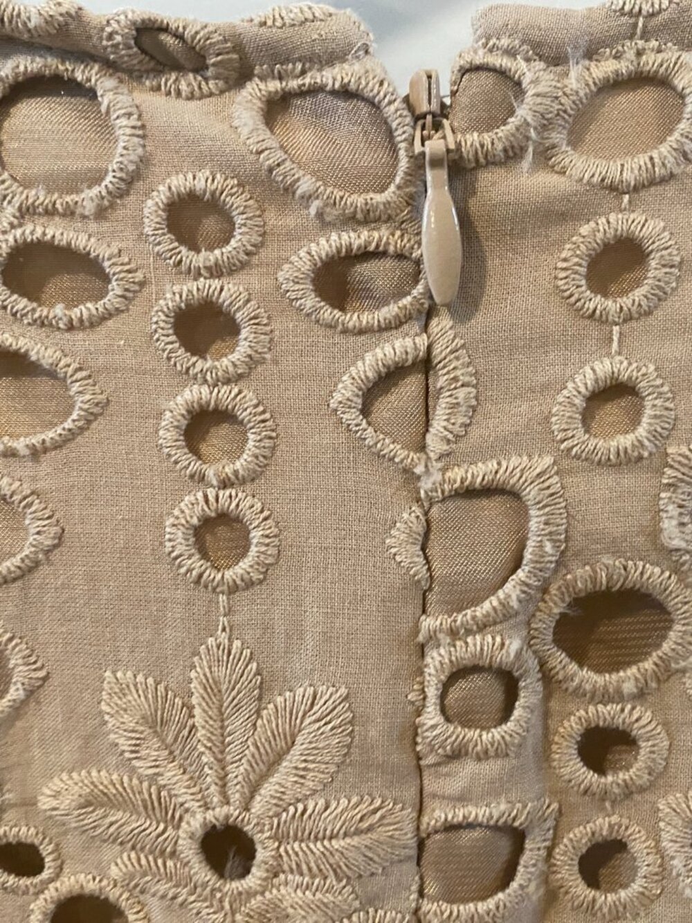 Express Tan Eyelet Puff Sleeve Top Size Large NWT - Picture 8 of 12